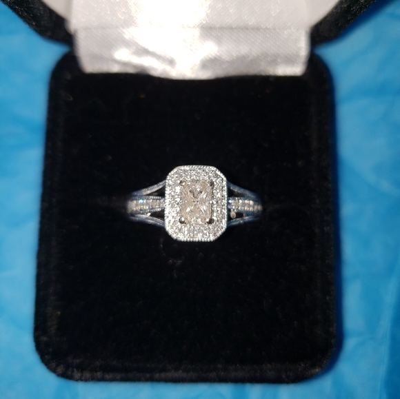 Helzberg halo diamond ring - 14k - Picture 2 of 13